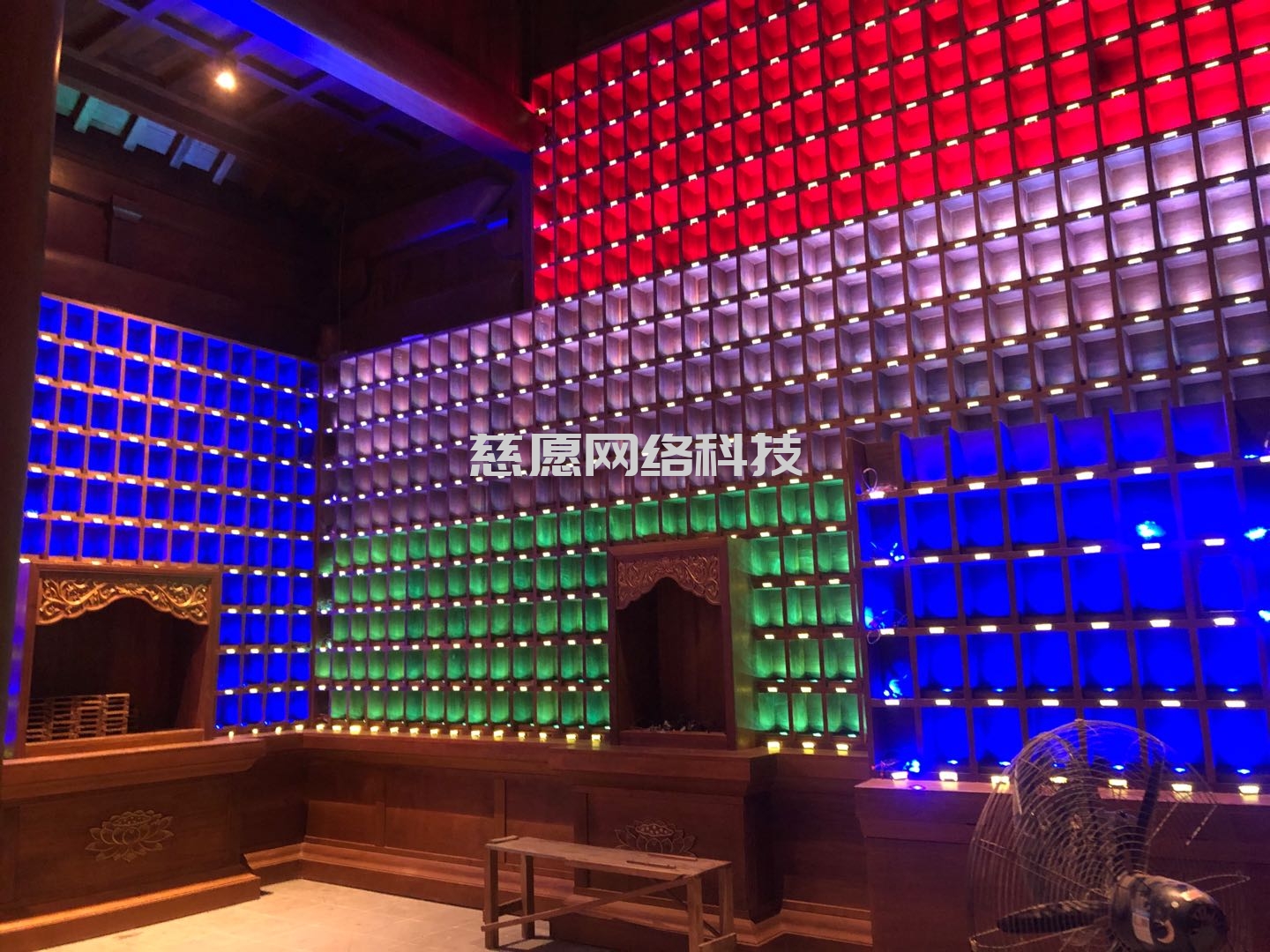 慈愿智能萬佛墻和光明燈為什么要設(shè)計成32種可變顏色燈板，3種顏色的公示姓名牌？